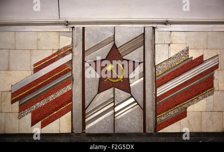 Stella Rossa falce e hammermosaic nella metropolitana di Kiev metro Foto Stock