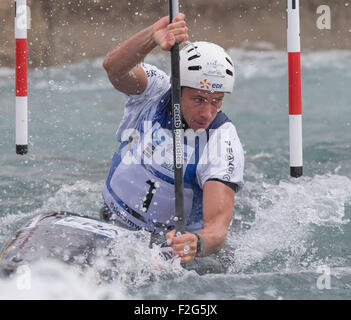 Lee Valley, Londra, Regno Unito. Xviii Sep, 2015. ICF Canoa Slalom campionato del mondo. Giorno 3. K1 uomini, Boris Neveu (FRA) che regna 2014 K1 uomini campione del mondo. Durante il primo calore del K1 uomini. Credito: Azione Sport Plus/Alamy Live News Foto Stock