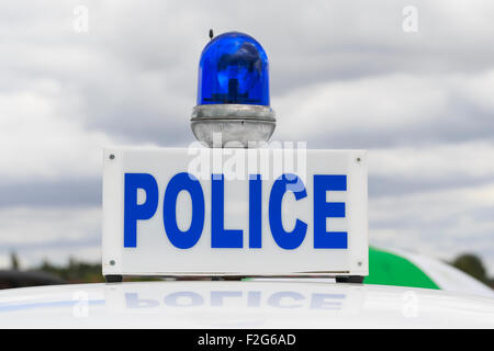 Segno di polizia su un vintage auto della polizia (Panda auto) Foto Stock