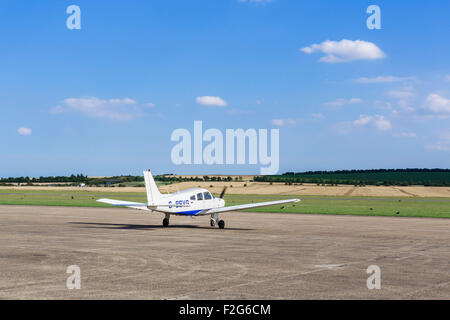 Piper PA-28-161 Cherokee Warrior II in attesa di decollo con un gioco di Duxford aerodrome, Cambridgeshire, England, Regno Unito Foto Stock