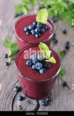 Blackberry deliziosi frullati con menta e frutti di bosco freschi in bicchieri Foto Stock