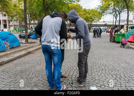 Parigi, Francia. Gruppo di uomini che condividono cibo in un campo improvvisato di rifugiati siriani, migranti, campi di immigrati di strada, Europa, servizi sociali Foto Stock