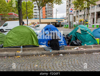 Parigi, Francia. Gruppo di tende su strada al campo di rifugiati siriani improvvisato, migranti, su strada a Port de Saint Ouen. Crisi dei senzatetto Foto Stock