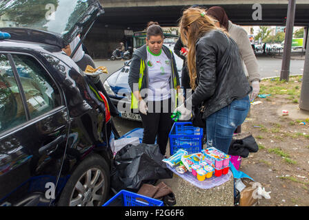 Parigi, Francia. Gruppo di volontari francesi che servono cibo nel campo dei rifugiati siriani, migranti, a Port de Saint Ouen, teenager che parlano, donne di volontariato, servizi sociali Foto Stock