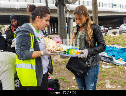 Parigi, Francia. Gruppo di servizi francesi, volontari che aiutano la comunità a servire il cibo nel campo dei rifugiati siriani, migranti, servizi sociali, donne a sostegno delle donne, francia musulmana Foto Stock