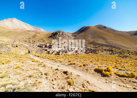 Alta quota di montagna arida gamma su altopiani delle Ande sulla strada per il famoso sale di Uyuni piatto, tra i più impor Foto Stock