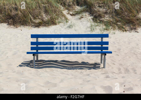 Banco di blu in spiaggia di sabbia Foto Stock
