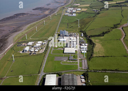 Vista aerea di una fabbrica di prodotti chimici e wind farm su la costa del Cumbria vicino a Workington, Regno Unito Foto Stock