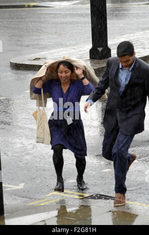 Londra, UK, 18 settembre 2015. Regno Unito Meteo: Heavy Rain nel centro di Londra come l'ondata di maltempo in tutto il paese continua. Credito: JOHNNY ARMSTEAD/Alamy Live News Foto Stock