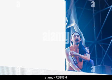 Roma, Italia. Xiii Sep, 2015. Ben noto DJ e produttore Steve Aoki vivace compie durante il suo concerto al SunTribe Music Festival 2015. © Davide Fracassi/Pacific Press/Alamy Live News Foto Stock