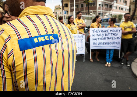 Roma, Italia. Xviii Sep, 2015. I dipendenti di Ikea portare cartelloni come essi protestare di fronte all'Ambasciata Svedese contro il taglio del salario a Roma. Credito: Giuseppe Ciccia/Pacific Press/Alamy Live News Foto Stock