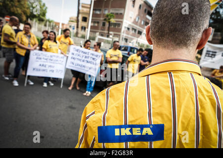 Roma, Italia. Xviii Sep, 2015. I dipendenti di Ikea portare cartelloni come essi protestare di fronte all'Ambasciata Svedese contro il taglio del salario a Roma. Credito: Giuseppe Ciccia/Pacific Press/Alamy Live News Foto Stock