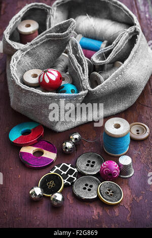 Set di filetti e pulsanti sul vecchio sfondo di legno Foto Stock