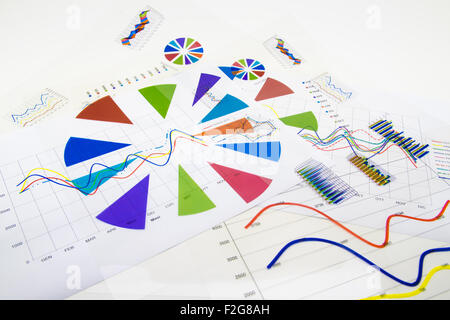 Pila di documenti cartacei con relazioni finanziarie e di informazione statistica di dati isolati su sfondo bianco Foto Stock