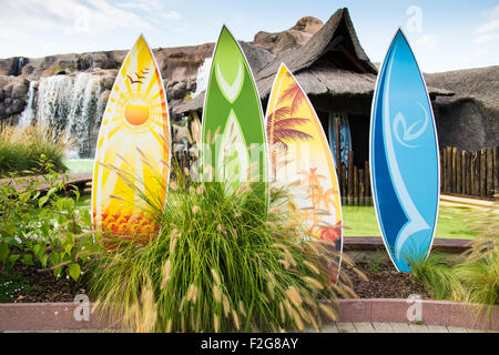 Le tavole da surf colorati nella parte anteriore di un tipico rifugio hawaiano. Foto Stock