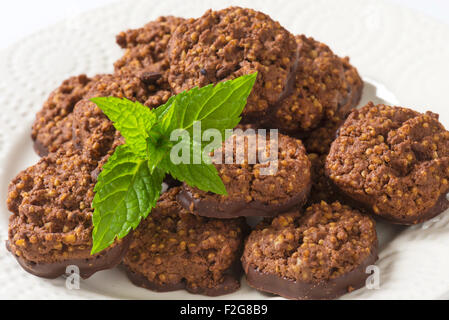 Non cuocere biscotti al cioccolato con la quinoa crispies Foto Stock