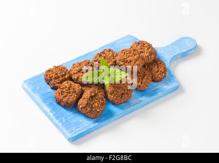 Non cuocere biscotti al cioccolato con la quinoa crispies Foto Stock