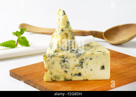 Due cunei francese di formaggio blu sul bordo di taglio Foto Stock