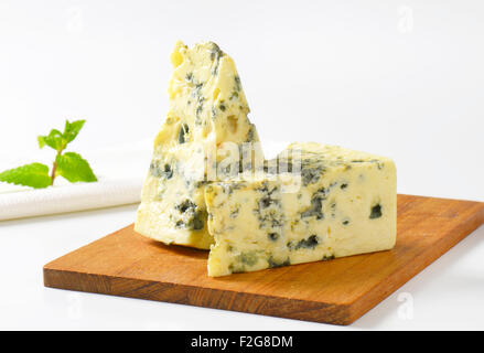 Due cunei francese di formaggio blu sul bordo di taglio Foto Stock