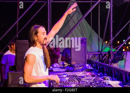 Roma, Italia. Xiii Sep, 2015. Ben noto DJ e produttore, Steve Aoki, gesti durante il suo concerto dal vivo al SunTribe Music Festival 2015. © Davide Fracassi/Pacific Press/Alamy Live News Foto Stock