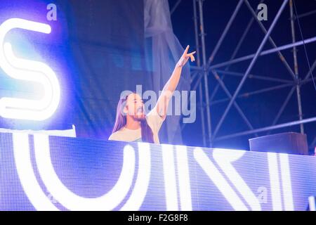 Roma, Italia. Xiii Sep, 2015. Ben noto DJ e produttore, Steve Aoki, gesti durante il suo concerto dal vivo al SunTribe Music Festival 2015. © Davide Fracassi/Pacific Press/Alamy Live News Foto Stock