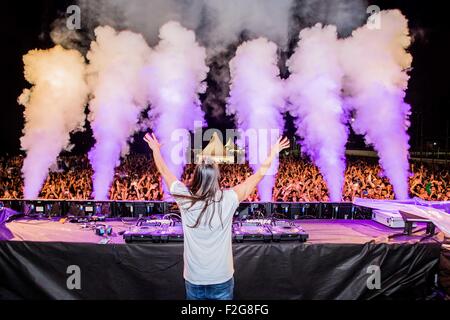 Roma, Italia. Xiii Sep, 2015. Ben noto DJ e produttore, Steve Aoki, gesti durante il suo concerto dal vivo al SunTribe Music Festival 2015. © Davide Fracassi/Pacific Press/Alamy Live News Foto Stock