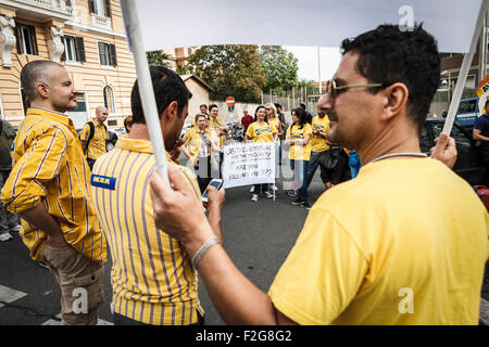 Roma, Italia. Xviii Sep, 2015. I dipendenti di Ikea portare cartelloni come essi protestare di fronte all'Ambasciata Svedese contro il taglio del salario a Roma. Credito: Giuseppe Ciccia/Pacific Press/Alamy Live News Foto Stock