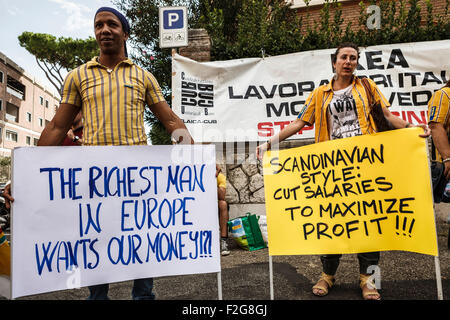 Roma, Italia. Xviii Sep, 2015. I dipendenti di Ikea portare cartelloni come essi protestare di fronte all'Ambasciata Svedese contro il taglio del salario a Roma. Credito: Giuseppe Ciccia/Pacific Press/Alamy Live News Foto Stock