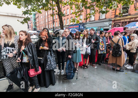 Londra, Regno Unito. Il 18 settembre 2015. Fashionistas e seguaci della moda si riuniranno presso la nuova sede di Brewer street Car Park di Soho per il lancio di London Fashion Week. Forti rovesci di pioggia ha fatto ben poco per smorzare il loro entusiasmo. Credito: Stephen Chung / Alamy Live News Foto Stock