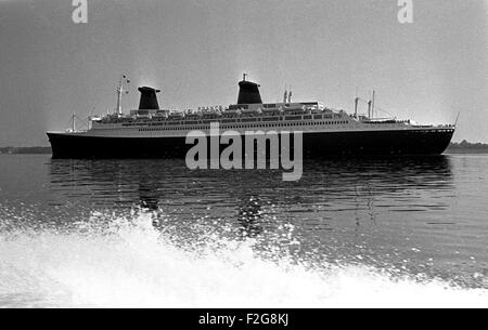 AJAXNETPHOTO. Il 4° giugno 1973. SOUTHAMPTON, Inghilterra. - Camicia francese arriva - Francese linee transatlantiche nave passeggeri in Francia facendo il suo modo lentamente su acqua di Southampton. Foto:JONATHAN EASTLAND/AJAX REF:73288 Foto Stock