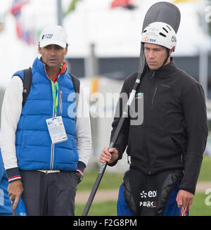 Londra, Regno Unito. Xviii Sep, 2015. ICF Canoa Slalom campionato del mondo. Giorno 3. K1 uomini, Boris Neveu (FRA) che regna 2014 K1 uomini campione del mondo guarda gli atleti con il suo allenatore prima della sua esecuzione. Credito: Azione Sport Plus/Alamy Live News Foto Stock