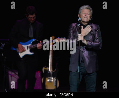 San Antonio, Texas, Stati Uniti d'America. Il 17 settembre 2015. Il cantante Peter Cetera, che fu membro di Chicago e ora ha una riuscita carriera solista esegue il 17 settembre 2015 presso il Teatro Majestic di San Antonio, Texas, Stati Uniti d'America. Credito: Robin Jerstad/Alamy Live News Foto Stock