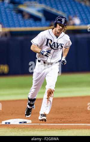 San Pietroburgo, FL, Stati Uniti d'America. Xvii Sep, 2015. Tampa Bay Rays designato hitter John Jaso #28 tornate terza base dopo aver colpito un home run nella terza inning di gioco con Baltimore a Tropicana in Campo San Pietroburgo, FL. Immagine di credito: Del Mecum CSM/Alamy Live News Foto Stock