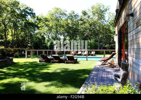 Paese grande giardino con piscina Foto Stock