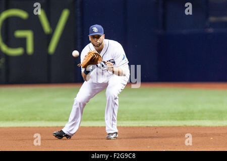 San Pietroburgo, FL, Stati Uniti d'America. Xvii Sep, 2015. Baltimore Orioles primo baseman Chris Davis #19 motivi a Tampa Bay Rays primo baseman James Loney #21 nel quarto inning al Tropicana in Campo San Pietroburgo, FL. Immagine di credito: Del Mecum CSM/Alamy Live News Foto Stock