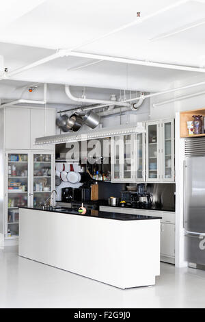 Moderna cucina a pianta aperta nella loft Foto Stock