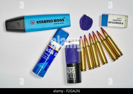 Viola proiettili a punta e smalto blu Stabilo Boss alta blu chiaro Bostic colla stick Biolet Nail Polish Blu Bianco Eraser Foto Stock