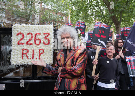 Brian May,chitarrista solista con la rock band Queen,conduce una dimostrazione contro il badger cull.2263 badgers sono stati abbattuti Foto Stock