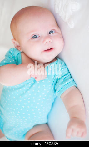 La bambina in un corpo blu suit Foto Stock