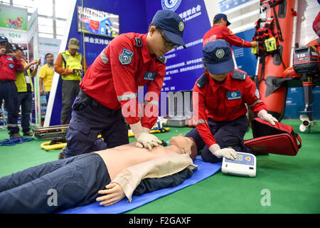 Shenzhen, Cina la provincia di Guangdong. Xviii Sep, 2015. Volontari mostra cardio-rianimazione polmonare (CPR) durante la quarta Cina Fiera di beneficenza a Shenzhen, Cina del sud della provincia di Guangdong, Sett. 18, 2015. I 3 giorni di fiera ha dato dei calci a fuori qui il venerdì. Credito: Mao Siqian/Xinhua/Alamy Live News Foto Stock