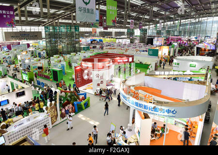 Shenzhen, Cina la provincia di Guangdong. Xviii Sep, 2015. La gente visita il 4° Cina Fiera di beneficenza a Shenzhen, Cina del sud della provincia di Guangdong, Sett. 18, 2015. I 3 giorni di fiera ha dato dei calci a fuori qui il venerdì. Credito: Mao Siqian/Xinhua/Alamy Live News Foto Stock