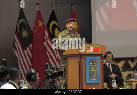 Selangor, Malaysia. Xviii Sep, 2015. Capo del Malaysian Forze Armate Zulkifeli Mohd. Zin parla alla cerimonia di apertura del comune di esercitazione militare in Selangor, Malaysia, sul Sett. 18, 2015. Cinese e Malese delle forze armate ha lanciato il suo primo giunto esercitazione militare qui Venerdì, mirando ad approfondire a tutto tondo di partenariato strategico tra i due paesi. © Jiang Shan/Xinhua/Alamy Live News Foto Stock