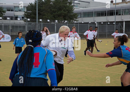 Camden,UK,18 Settembre 2015,uno studente cerca di affrontare il sindaco di Londra Boris Johnson durante un rugby sessione di formazione presso la scuola Haverstock in credito Camde: Keith Larby/Alamy Live News Foto Stock