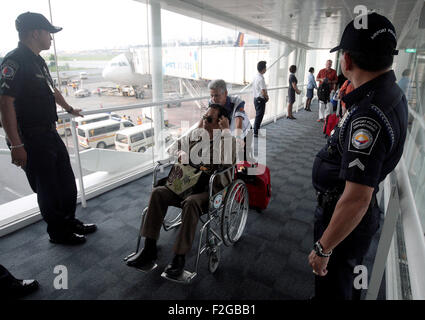 Pasay City, Filippine. Xviii Sep, 2015. Passeggeri feriti di Philippine Airlines (PAL) volo PR101 arrivano all'Aeroporto Internazionale Ninoy Aquino terminale in Pasay City, Filippine, Sett. 18, 2015. Quindici persone sono rimaste ferite dopo il volo PAL PR101 trasportare 132 passeggeri incontrati turbolenza mentre en route da Hawaii. Credito: Stringer/Xinhua/Alamy Live News Foto Stock