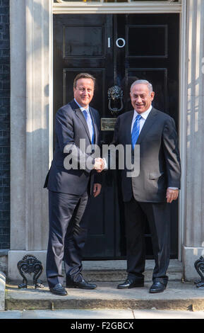 Il primo ministro,David Cameron con il Primo Ministro israeliano Benjamin Netanyahu sui gradini del numero 10 di Downing street Foto Stock