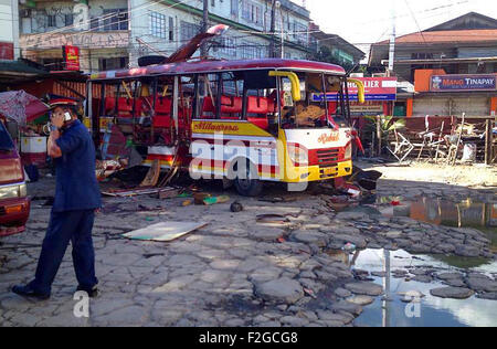 Zamboanga City. Xviii Sep, 2015. La polizia ispezionare il relitto di un autobus dopo un'esplosione nella città di Zamboanga City, Filippine, sul Sett. 18, 2015. Una studentessa è stato ucciso mentre altri 32 sono stati feriti quando un improvvisato bomba è esplosa venerdì pomeriggio all'interno di un bus in un centro di terminale in sud Philippine città di Zamboanga, detto locale di funzionari di polizia. Credito: Xinhua/Alamy Live News Foto Stock