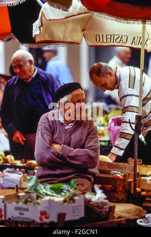 Commerciante di mercato. Caldas da Rainha. Regione Oeste. Il Portogallo. L'Europa. Foto Stock