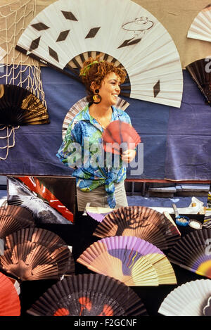 La ventola a mano in stallo in un mercato delle pulci. Madrid. Spagna. Europa Foto Stock