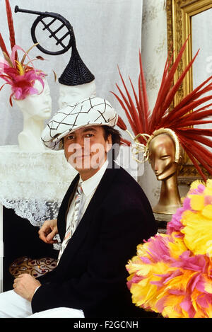 David scellino modista, moda, hat designer, sinonimo con la progettazione  di cappelli stravaganti e abbigliamento visualizzati sul giorno delle donne  presso il Royal Ascot, Fotografata a Londra, 1990 Foto stock - Alamy