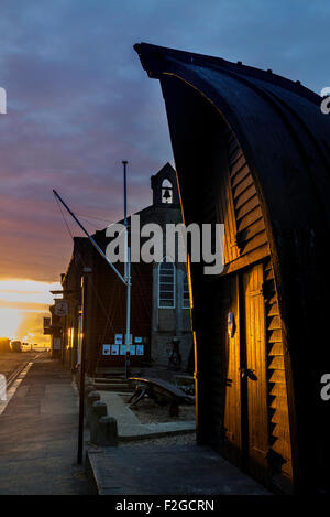 Sunrise al Rock-a-Nora. La città vecchia. Hastings. East Sussex. In Inghilterra. Regno Unito Foto Stock